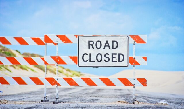 signpost, closed, road-sign, end, stop, barrier, end, stop, stop, stop, barrier, barrier, barrier, barrier, barrier