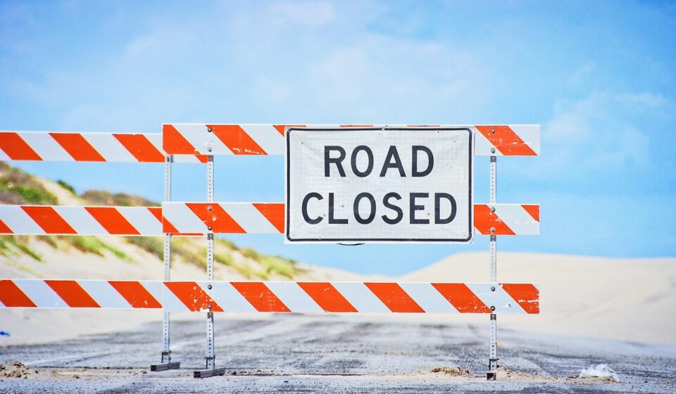 signpost, closed, road-sign, end, stop, barrier, end, stop, stop, stop, barrier, barrier, barrier, barrier, barrier