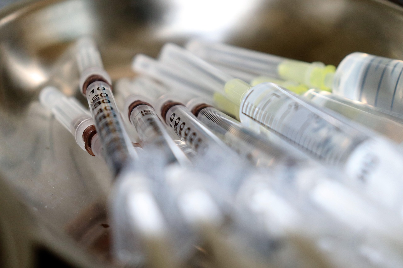 syringes, injection, medical, healthcare, close-up, clinic, hospital, sterile, plastic syringes, medicine, vaccination, treatment, equipment, disposable, tray, doctor, nurse, laboratory, infusion, needle, preparation, patient care, health, sterile tools, immunization