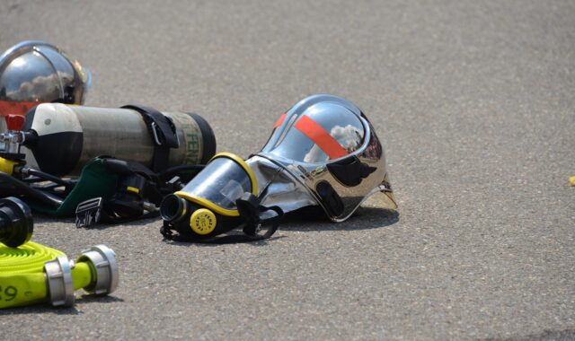 respiratory protection, gas mask, fire fighters, equipment, feuerloeschuebung, clear, nature, fire, delete exercise, fire fighting, fire extinguishing, protective suit, rescue, helmet, water, combustion