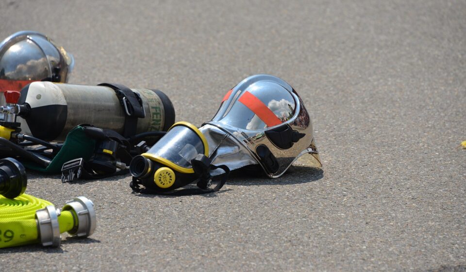 respiratory protection, gas mask, fire fighters, equipment, feuerloeschuebung, clear, nature, fire, delete exercise, fire fighting, fire extinguishing, protective suit, rescue, helmet, water, combustion