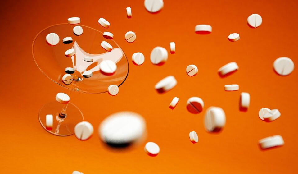 tablets, cocktail glass, medical, pills, health, medicines, 3d